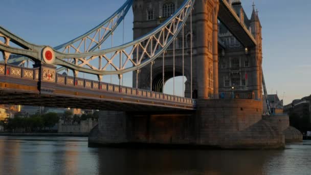 ロンドン/イギリス タワー ブリッジ、世界貿易センターにテームズ川のボートからパンの 2015 年 9 月 6 日。黄金の光と 4 k で秋晴れの朝に撮影 — ストック動画
