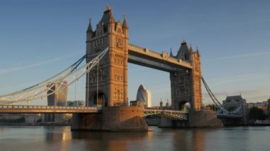 Londra/İngiltere 6 Eylül 2015 - Pan bir Thames Nehri tekne Tower Bridge ve Dünya Ticaret Merkezi. Bir açık sonbahar sabahı Altın ışık ve 4 k üzerinde gerçekleştirilen