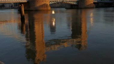 Londra/İngiltere 6 Eylül 2015 - Pan bir Thames Nehri tekne Tower Bridge ve Dünya Ticaret Merkezi. Bir açık sonbahar sabahı Altın ışık ve 4 k üzerinde gerçekleştirilen