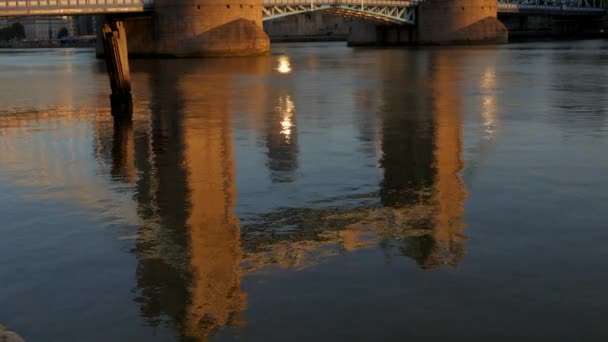 London/Egyesült Királyság 2015. szeptember 6. - Pan a Thames folyó hajóról Tower Bridge és a World Trade Center. Tett egy tiszta őszi reggel arany fényben, és 4k — Stock videók