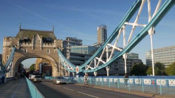 Londra/İngiltere 6 Eylül 2015 - Pan bir Thames Nehri tekne Tower Bridge ve Dünya Ticaret Merkezi. Bir açık sonbahar sabahı Altın ışık ve 4 k üzerinde gerçekleştirilen — Stok video