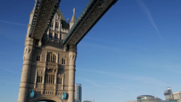 London/Egyesült Királyság 2015. szeptember 6. - Pan a Thames folyó hajóról Tower Bridge és a World Trade Center. Tett egy tiszta őszi reggel arany fényben, és 4k — Stock videók