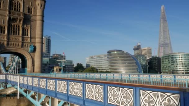 London / Vereinigtes Königreich 6. September 2015 - Vom Themse-Flussboot zum Tower Bridge und zum Welthandelszentrum. aufgenommen an einem klaren Herbstmorgen mit goldenem Licht und in 4k — Stockvideo