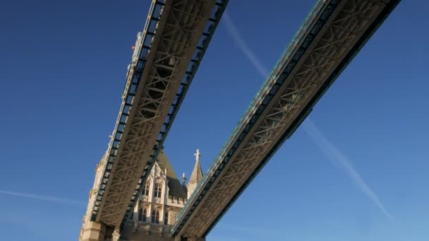 Londen/Verenigd Koninkrijk Pan 6 September 2015 - vanaf een Thames rivier boot aan de Tower Bridge en het World Trade Centre. Genomen op een duidelijk herfst ochtend met gouden licht en in 4k — Stockvideo