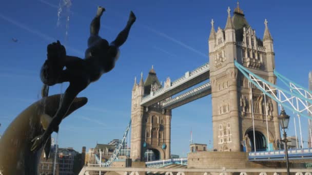 LONDRES / REINO UNIDO 6 DE SEPTIEMBRE DE 2015 - Pan desde un barco del río Támesis hasta Tower Bridge y el World Trade Centre. Tomado en una mañana clara de otoño con luz dorada y en 4K — Vídeo de stock