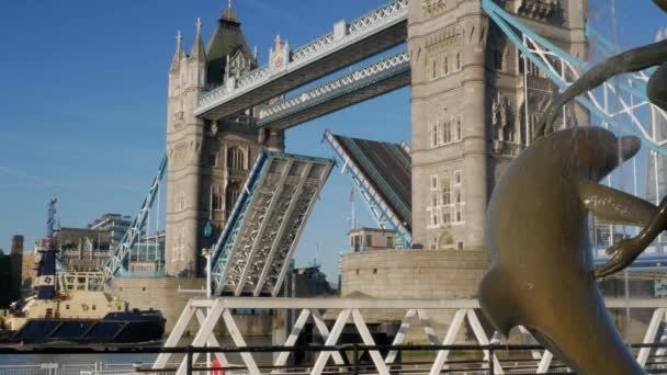 London/Egyesült Királyság 2015. szeptember 6. - Pan a Thames folyó hajóról Tower Bridge és a World Trade Center. Tett egy tiszta őszi reggel arany fényben, és 4k — Stock videók