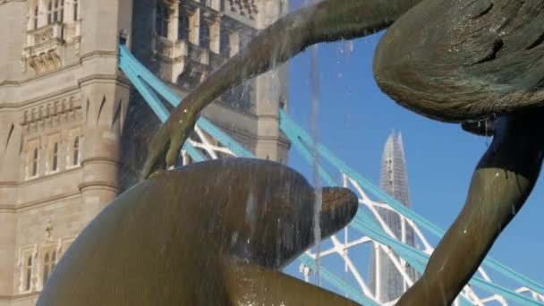 LONDRA / REGNO UNITO 6 SETTEMBRE 2015 - Pan da una barca fluviale del Tamigi a Tower Bridge e al World Trade Centre. Preso in una chiara mattinata autunnale con luce dorata e in 4K — Video Stock