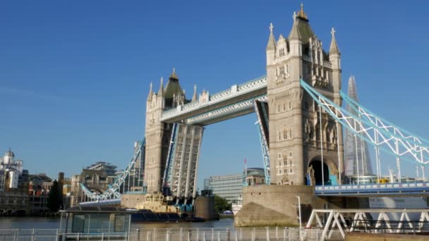 Londýn/Velká Británie 6. září 2015 - Pan z lodi řeky Temže Tower Bridge a světového obchodního centra. O jasného podzimního rána se zlatým světlem a v 4k — Stock video