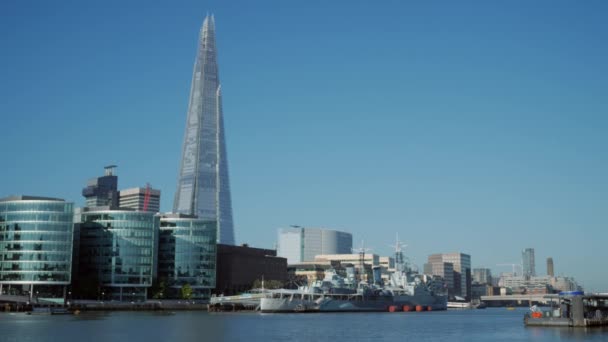 Londýn/Velká Británie 6. září 2015 - Pan z lodi řeky Temže Tower Bridge a světového obchodního centra. O jasného podzimního rána se zlatým světlem a v 4k — Stock video