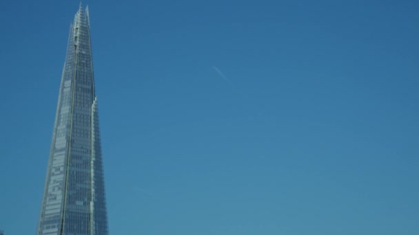 London/Egyesült Királyság 2015. szeptember 6. - Pan a Thames folyó hajóról Tower Bridge és a World Trade Center. Tett egy tiszta őszi reggel arany fényben, és 4k — Stock videók