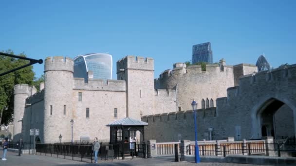 Londýn/Velká Británie 6. září 2015 - Pan z lodi řeky Temže Tower Bridge a světového obchodního centra. O jasného podzimního rána se zlatým světlem a v 4k — Stock video