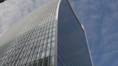 Londra/İngiltere 6 Eylül 2015 - 20 Fenchurch Street, Londra'nın Walkie Talkie olarak bilinen gökdelen tarafında aşağı eğ. 4 k güneşli bir sonbahar sabahı vurdu