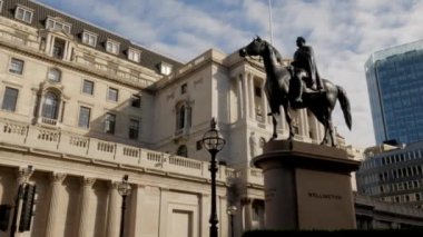 Londra/İngiltere 6 Eylül 2015 - Royal Exchange Wellington heykeli ve İngiltere'nin banka Pan. Güneşli bir sonbahar sabahı 4 k üzerinde gerçekleştirilen