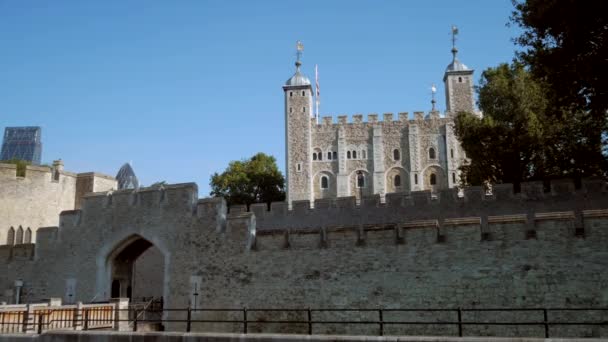 LONDRES / REINO UNIDO 6 DE SETEMBRO DE 2015 - Fotografia estática da frente da Torre de Londres tirada das margens do Tâmisa. Tiro em 4K em uma manhã de outono ensolarada — Vídeo de Stock