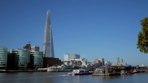 伦敦/英国 2015 年 9 月 6 日-静态拍摄的碎片、 市政厅和取自泰晤士河北岸的 Hms 贝尔法斯特。画面是 4k 原始和镜头上明确阳光明媚的秋日早晨，在泰晤士河河船进入 — 图库视频影像