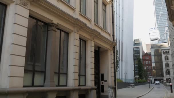 London/Egyesült Királyság 2015. szeptember 6.-Tilt 20 Fenchurch Street, ismert, mint a walkie-talkie Londonban felhőkarcoló oldalán. Lövés egy napos őszi reggel 4 k — Stock videók