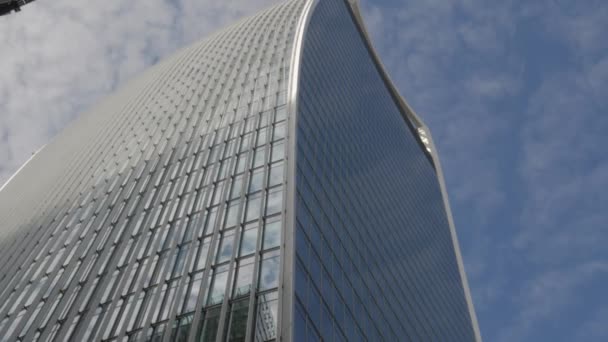 伦敦/英国 2015 年 9 月 6 日-倾斜下来马文街 20 号称为对讲机在伦敦这座摩天大楼的一侧。在一个晴朗的秋天早晨，在 4k 拍摄 — 图库视频影像