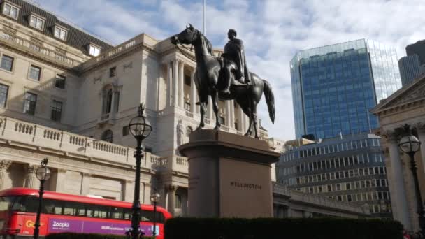 Londen/Verenigd Koninkrijk 6 September 2015 - statische opname van het standbeeld van de hertog van Wellington met de Bank van Engeland achter. Genomen in 4k op een zonnige herfst ochtend — Stockvideo