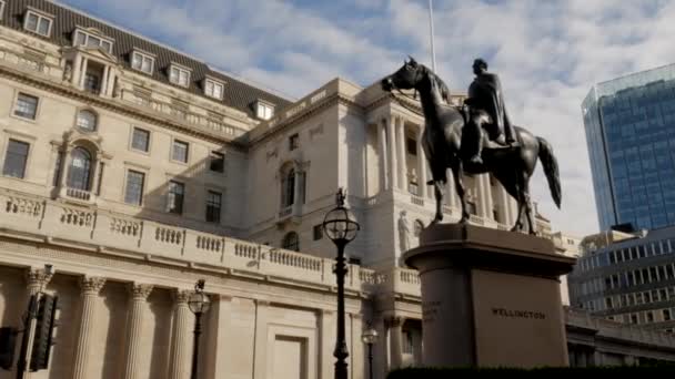 ロンドン/イギリス 2015 年 9 月 6 日 - 王立証券取引所にウェリントンの銅像からイングランド銀行のパン。4 k で晴れた秋の朝に撮影しました。 — ストック動画