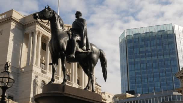 Londra/İngiltere 6 Eylül 2015 - Dük Wellington ile banka, İngiltere'de arkasında heykelinin atış statik. Güneşli bir sonbahar sabahı 4 k'dan alınan — Stok video