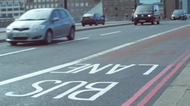 LONDRES / REINO UNIDO 6 DE SEPTIEMBRE DE 2015 - El autobús rojo de Londres recorre el carril del autobús en el Puente de Londres. Disparo cerrado en 4K — Vídeo de stock