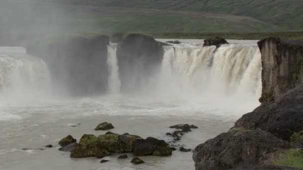 Panorera över den mäktiga vattenfallen av Godafoss — Stockvideo