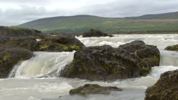 Nauwe schot van de top van Godafoss — Stockvideo