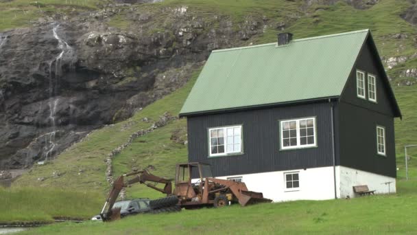 Pequeña casa de madera en las Islas Feroe — Vídeo de stock