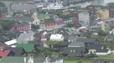 Faroe Adaları üzerinde Thorshaven üzerinden görünüm