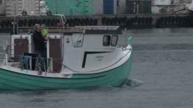 Londra/İngiltere 6 Eylül 2015 - Pan bir Thames Nehri tekne Tower Bridge ve Dünya Ticaret Merkezi. Bir açık sonbahar sabahı Altın ışık ve 4 k üzerinde gerçekleştirilen