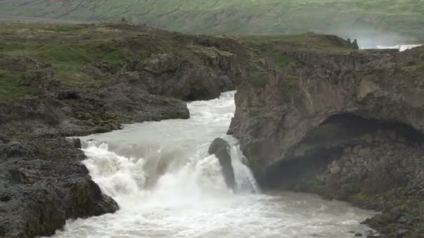 Bliska zdjęcie Godafoss na górze — Wideo stockowe