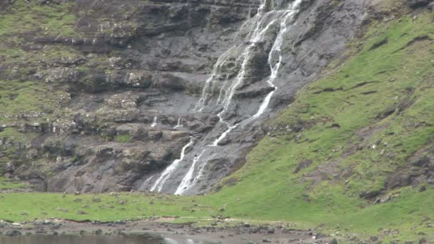 Faroes üzerinde Saksun adlı küçük şelale — Stok video