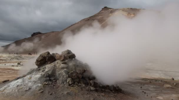 Ατμού που εκρήγνυται από ένα fumarole στο Hverir γεωθερμική περιοχή — Αρχείο Βίντεο