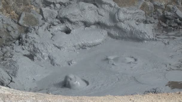 Грязьові барботажних в mudpot в області Hverir Геотермальна — стокове відео