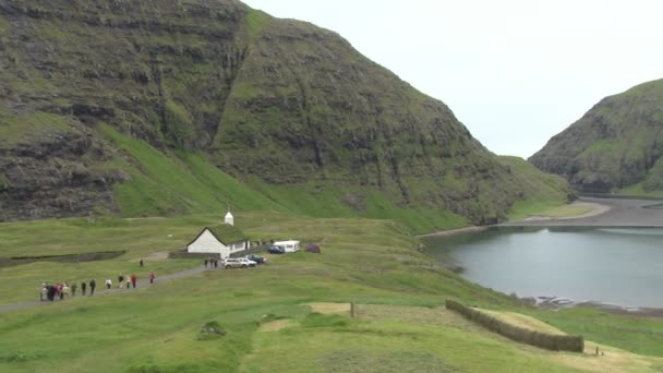Panorera över byn Saksun på Färöarna — Stockvideo