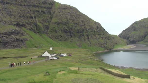 Pan à travers le village de Saksun sur les Féroé — Video