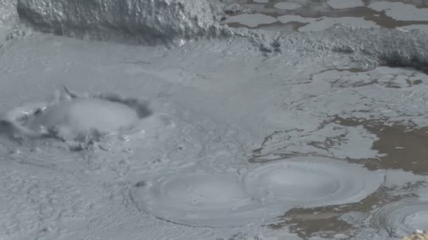 Barro burbujeando en una olla de lodo en la región geotérmica de Hverir — Vídeo de stock