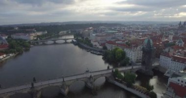 Hava dron kamera geriye doğru Prag'daki Charles Bridge izler.