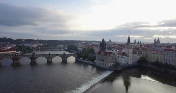 Letecký pan z Karlova mostu na pražské panorama.