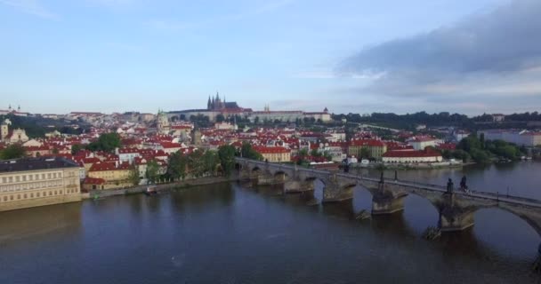 Powolne aerial strzał w ruchu w kierunku Zamku Praskiego — Wideo stockowe