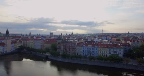 Drone camera sleduje bokem přes pražské panorama.