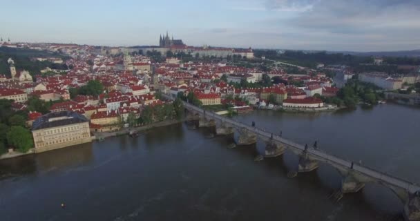 Lento colpo aereo in direzione del Castello di Praga — Video Stock