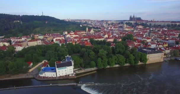 Letecké drone camera sleduje do strany podél řeky Vltavy v Praze — Stock video