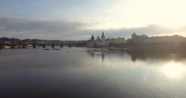 Карлов мост через реку Влтаву и Прагу из Дрона — стоковое видео