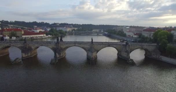 Drohnen-Kamera verfolgt seitlich die Karlsbrücke in Prag — Stockvideo