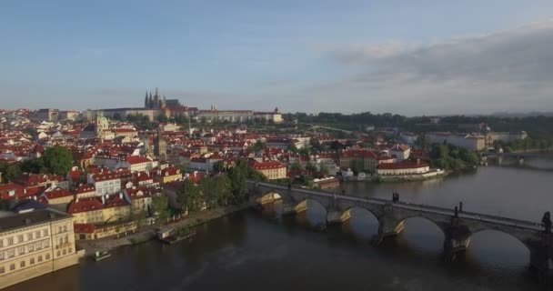 Luchtfoto langzaam bewegende schot uit de buurt van Prague Castle — Stockvideo