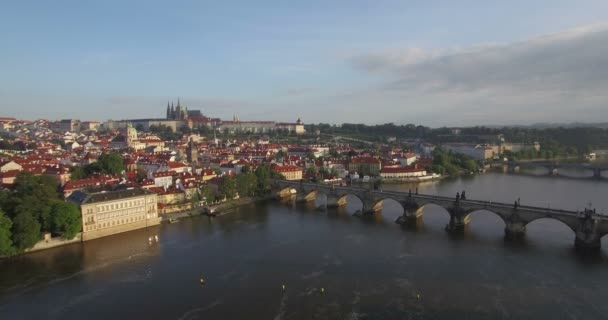 Lento colpo aereo in direzione del Castello di Praga — Video Stock