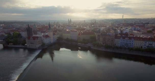 Légi felvétel a napfelkeltét a skyline a prágai mögött. — Stock videók