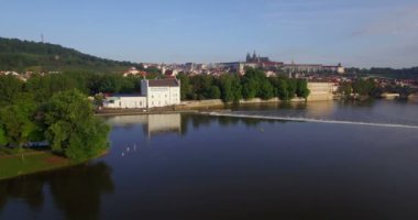 Hava dron kamera yana Nehri Vltava Prag'da boyunca izler.