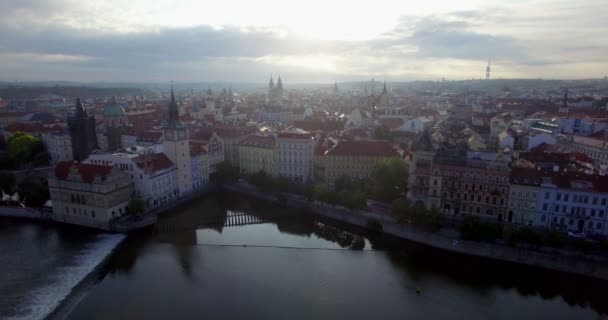 Antenn skott av soluppgång bakom horisonten av Prag. — Stockvideo
